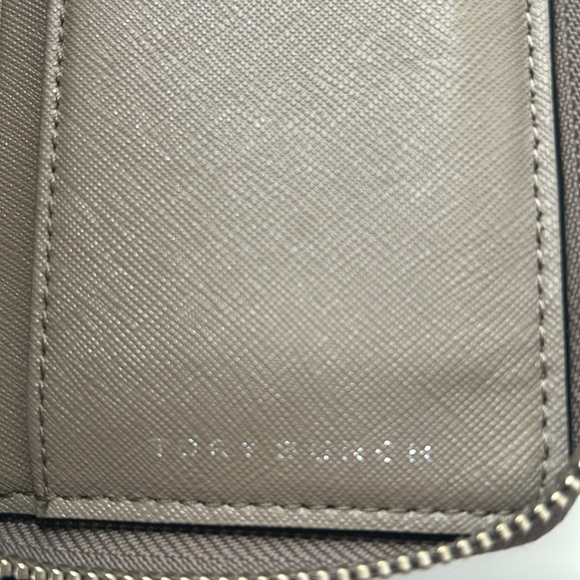 Tory Burch tan diamond laser cut zip around leather smart phone wallet/wristlet - Picture 4 of 7